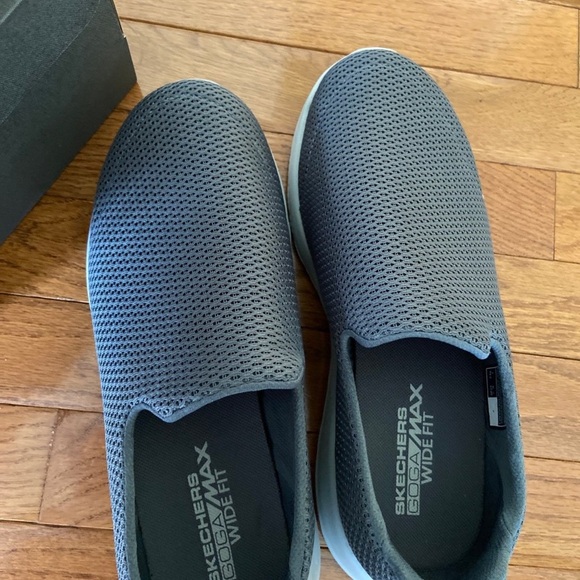 NWOT Skechers Gowalk Max men’s slip-on walking shoes - Picture 12 of 12